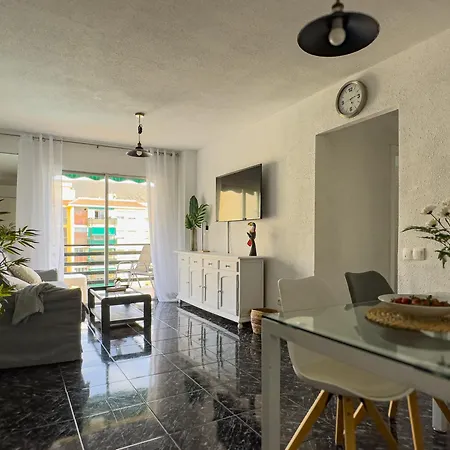 Amazing 3-bedroom Apartment. Pool And Sea View! Lägenhet