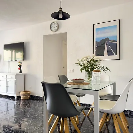 Amazing 3-bedroom Apartment. Pool And Sea View! Los Cristianos (Tenerife)