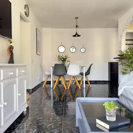 شقة Amazing 3-bedroom Apartment. Pool And Sea View! *
