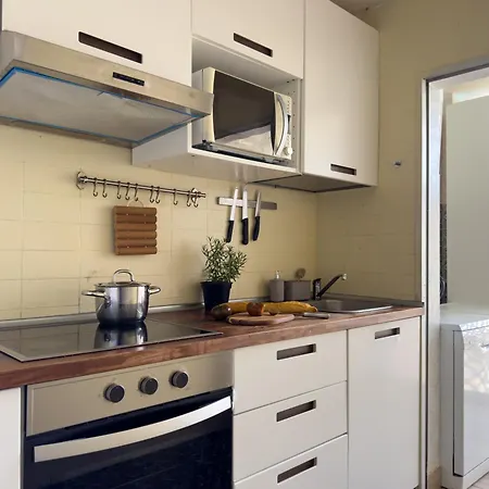 شقة Amazing 3-bedroom Apartment. Pool And Sea View!